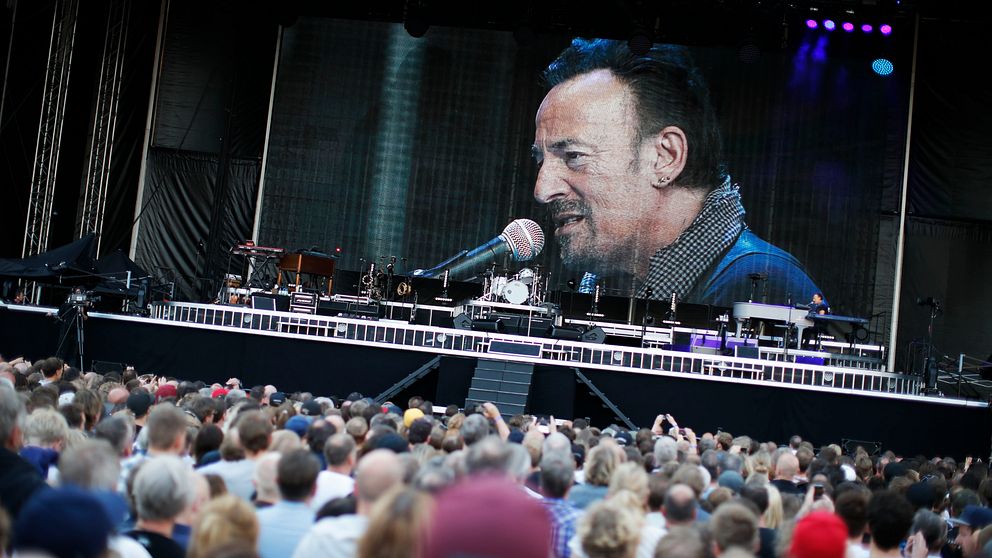 Efter ett inledande snack på svenska satte sig Springsteen vid pianot och inledde konserten ensam med ”The promise”.