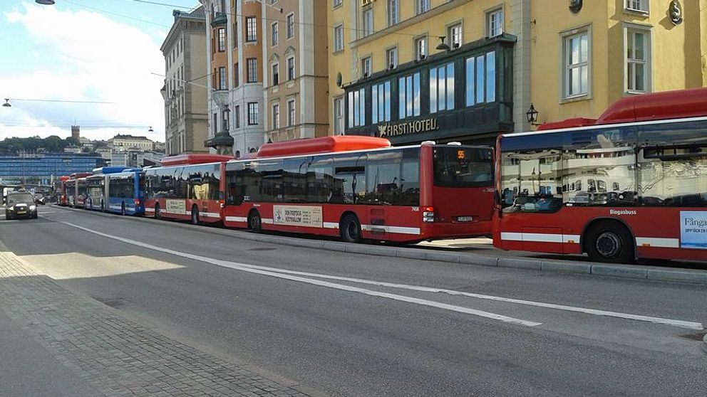 Bussarna på Skeppsbron står helt stilla.