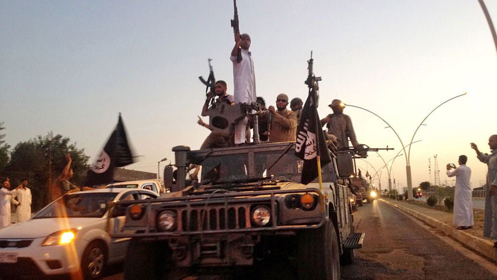Islamiska staten (IS) chockade omvärlden i juni 2014 när terrorgruppen intog storstaden Mosul i norra Irak. På bilden paraderar IS-soldater i en erövrad pansarbil genom staden.