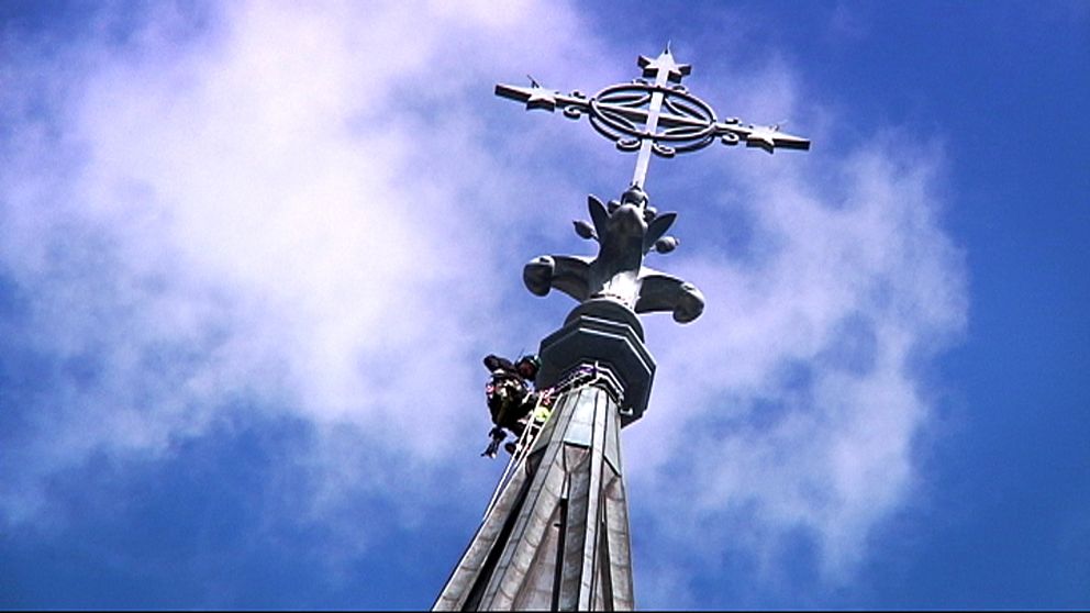 Repklättrare inspekterar domkyrkotornen i Uppsala.