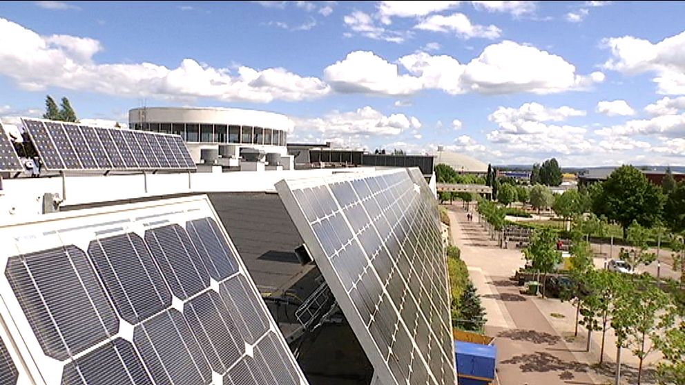 Solceller på taket på högskolan i Borlänge.