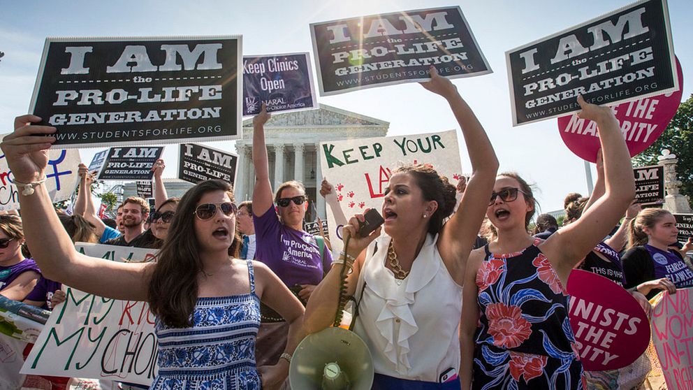 Abortmotståndare demonstrerade utanför USA:s högsta domstol på måndagen.