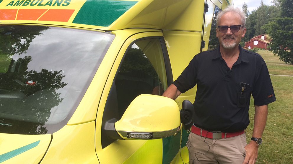 Bernt Gustafsson, fordonsansvarig Region Kronoberg visar den nya ambulansen