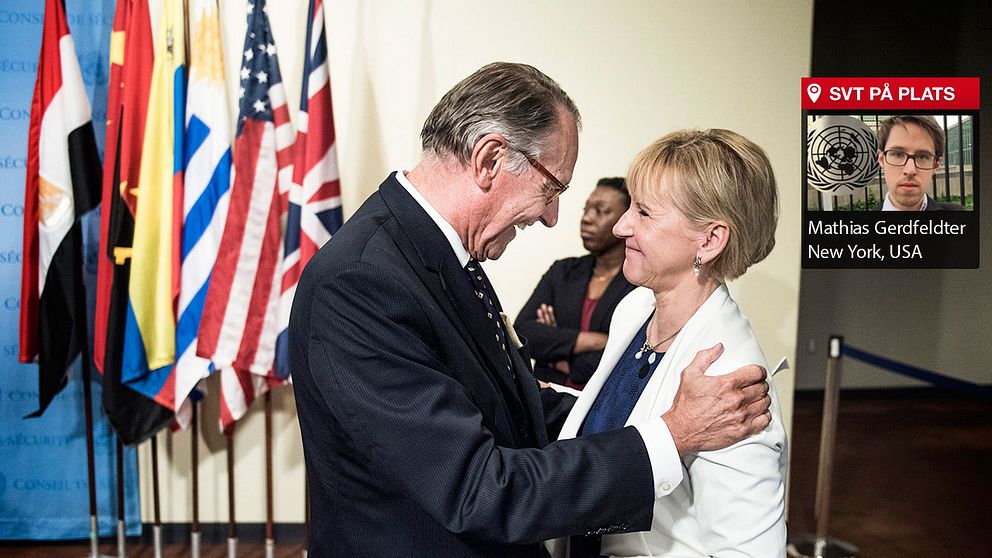 FN:s vice generalsekreterare Jan Eliasson gratulerar Sveriges utrikesminister Margot Wallström till att Sverige just blivit invald i FN:s säkerhetsråd.