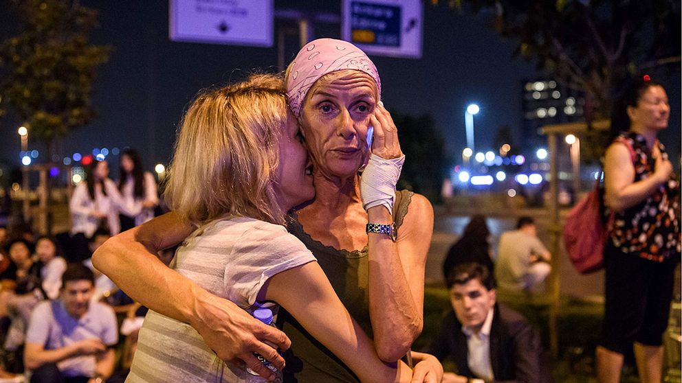 Minst 36 personer uppges ha dött och 147 har skadats vid explosioner på Atatürkflygplatsen i Istanbul.