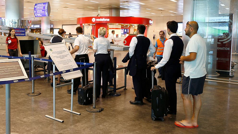 Passagerare köar vid säkerhetskontrollen på Atatürkflygplatsen dagen efter det blodiga attentatet.