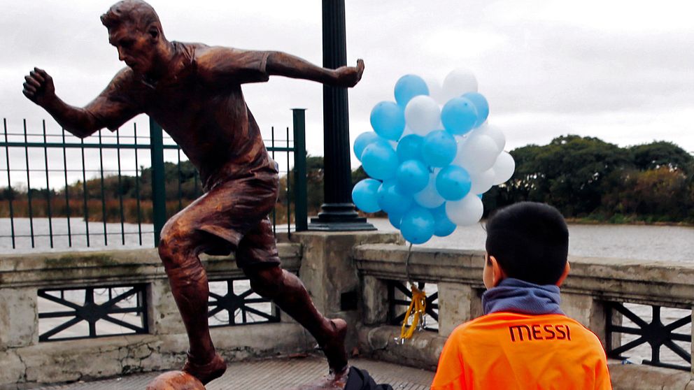 En Messi-staty i Buenos Aires ska få Messi att fortsätta i landslaget.