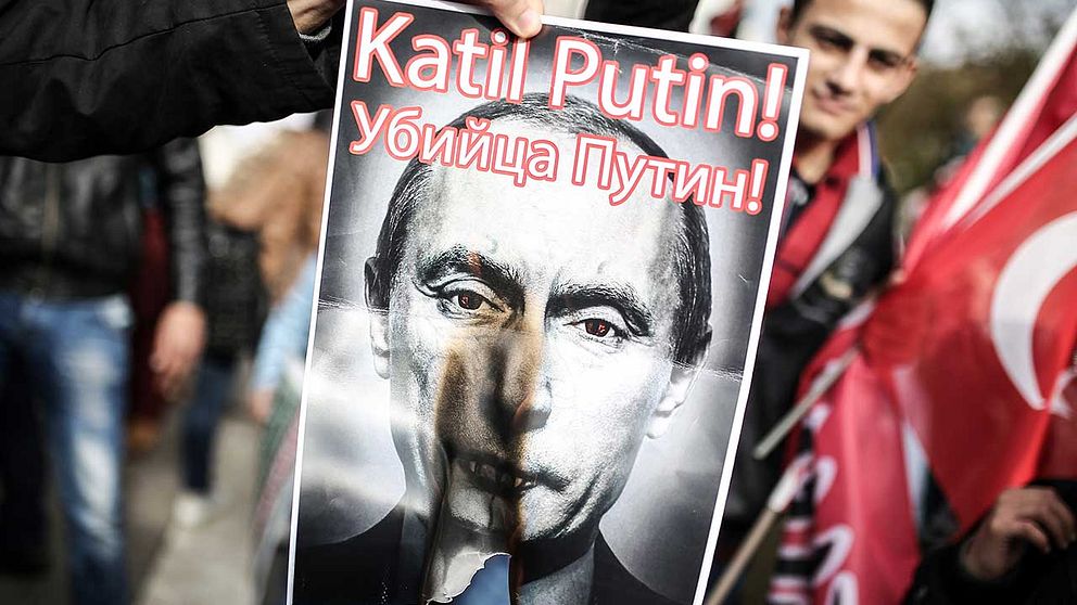 27 november 2015. En turkisk demonstrant bränner en bild på ryske presidenten Vladimir Putin efter nedskjutningen av ett ryskt bombplan på gränsen mellan Turkiet och Syrien. På bilden står ”Putin mördare” på turkiska och ryska.
