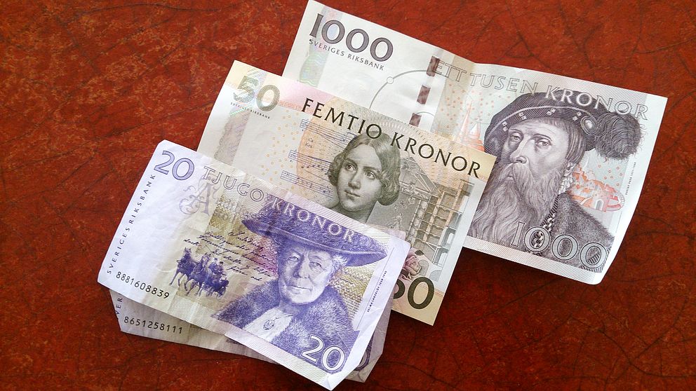 Efter den sista augusti kan man inte längre lämna i de gamla 20- 50- och 1000-kronors sedlarna på banken. Arkivbild