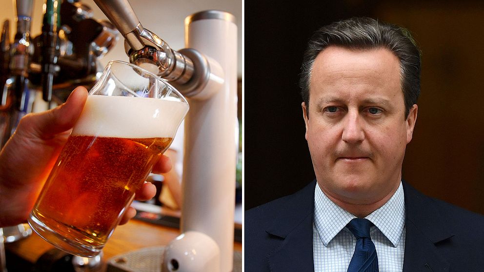 En bartender fyller upp en öl och en bild på David Cameron.