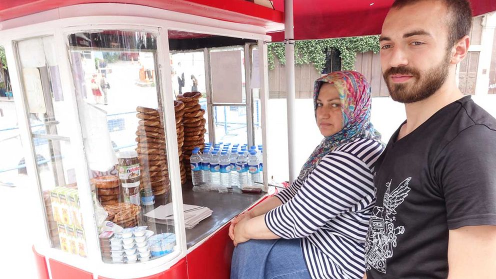 Nurten Acer och hennes son Ahmet säljer sesamkringlor till turister vid Galatatornet i Istanbul. – Det kan bli svårt att fortsätta om turisterna inte kommer tillbaka snart, säger Ahmet.