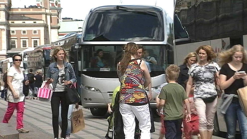 Turistbuss och turister.