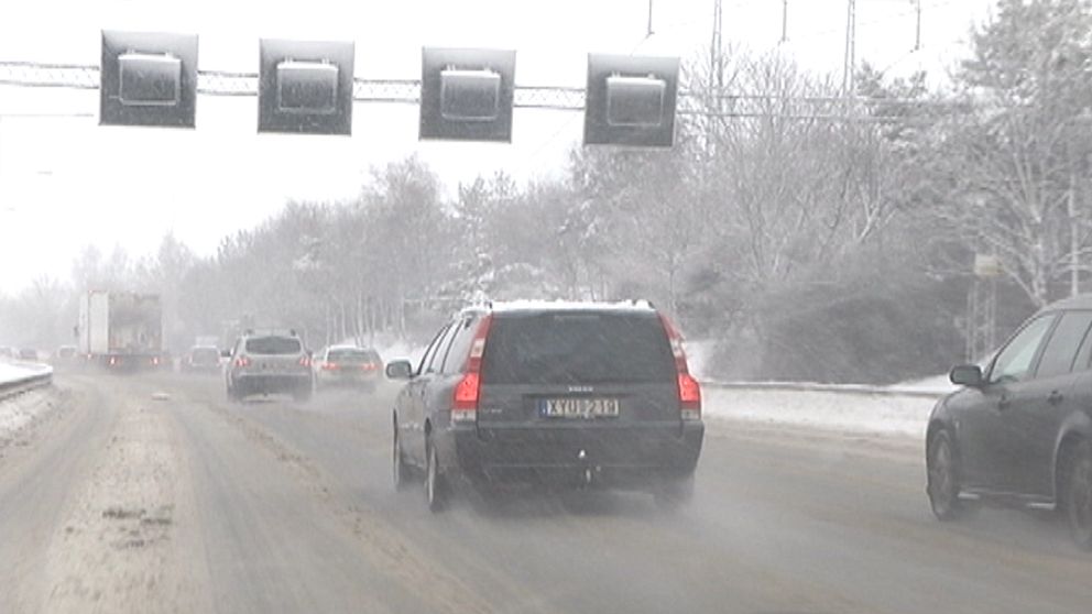 Under julhelgen började omslaget till mildväder, som här mitt i snöblasket på väg utanför Stockholm på juldagen den 25 december.