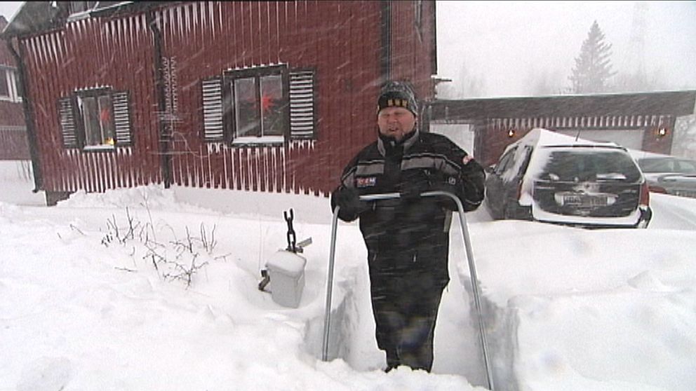 Det fanns gott om snö för Jan Stenlund och alla andra i Skelleftehamn utanför Skellefteå att skotta den 2 december när stråket med snöbyar låg in över just Västerbottenskusten.