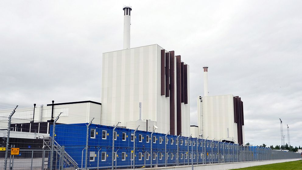 Jodtabletter ska delas ut till svenska hushåll runt kärnkraftverk för att motverka sköldkörtelcancer vid en eventuell kärnkraftsolycka.
