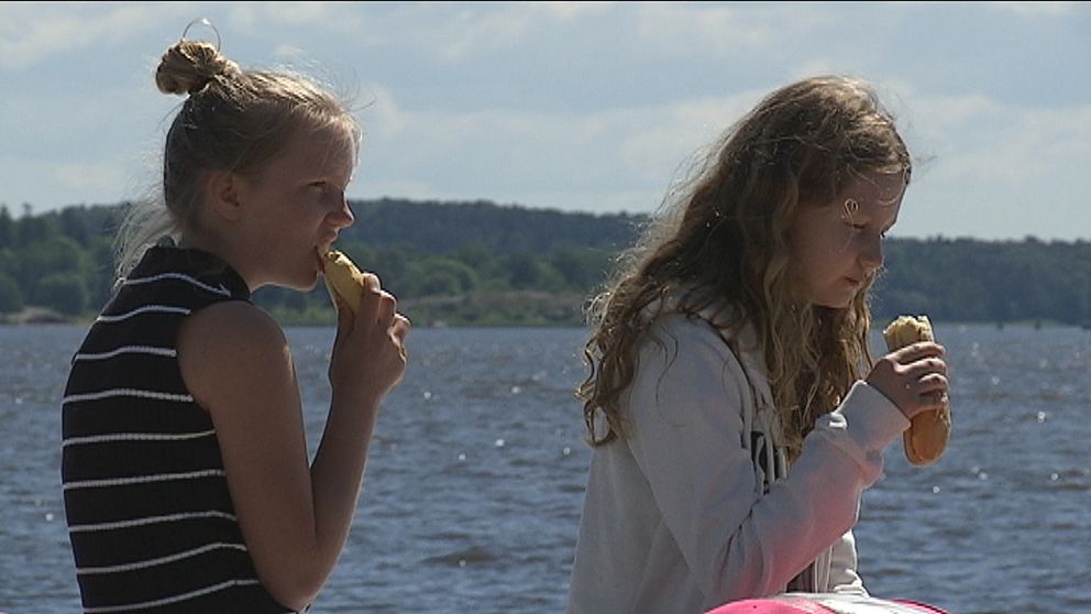 Lunchmacka för sommarlovslediga i solgasset vid Lögarängen i Västerås den 13 juni.