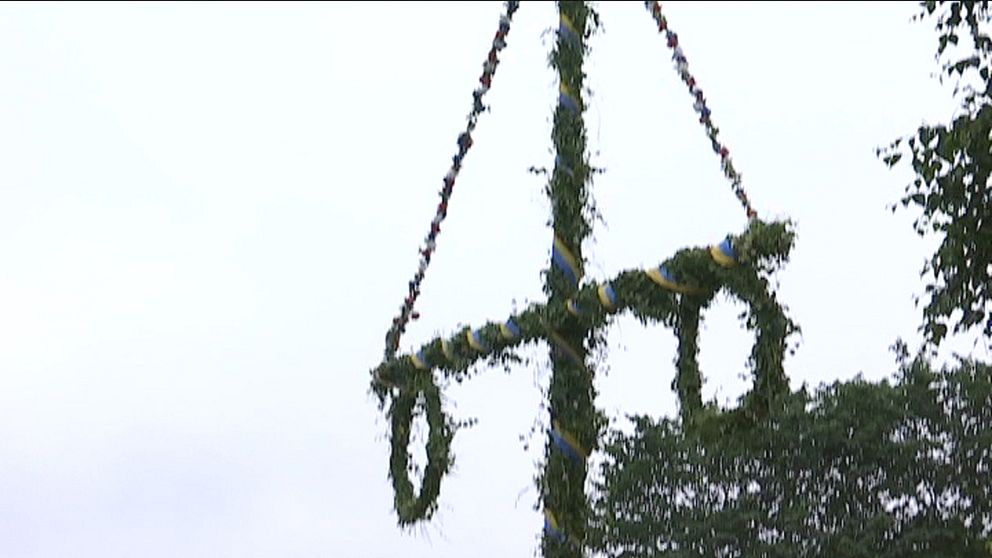 En ganska jämngrå himmel, men inget regn, för alla som firande i Akalla by i norra Stockholm på midsommarafton den 24 juni.