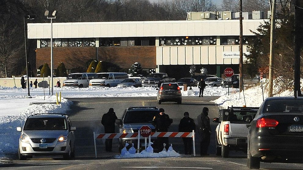 Poliskontroll vid infarten till den nya Sandy Hook-skolan