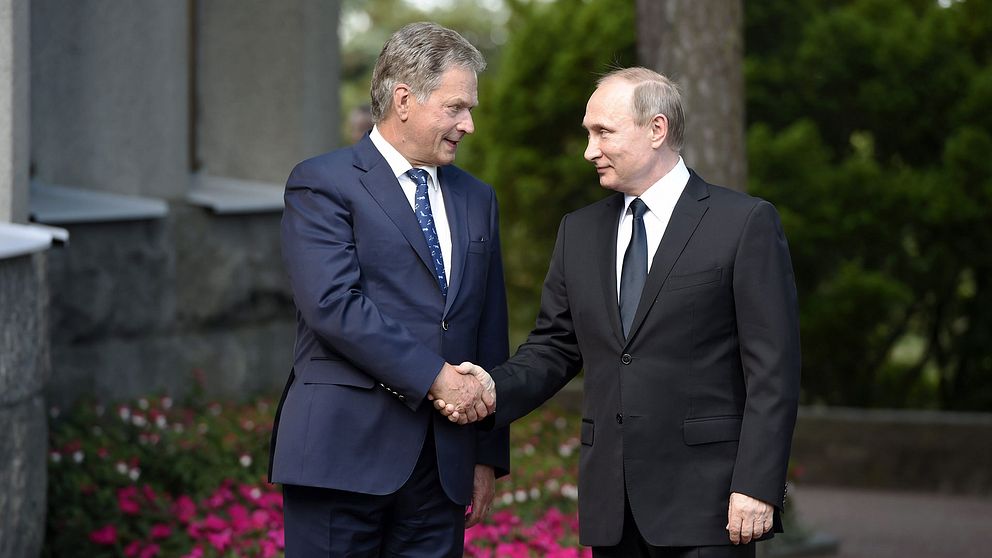 Niinistö hälsar Putin välkommen till Gullranda.