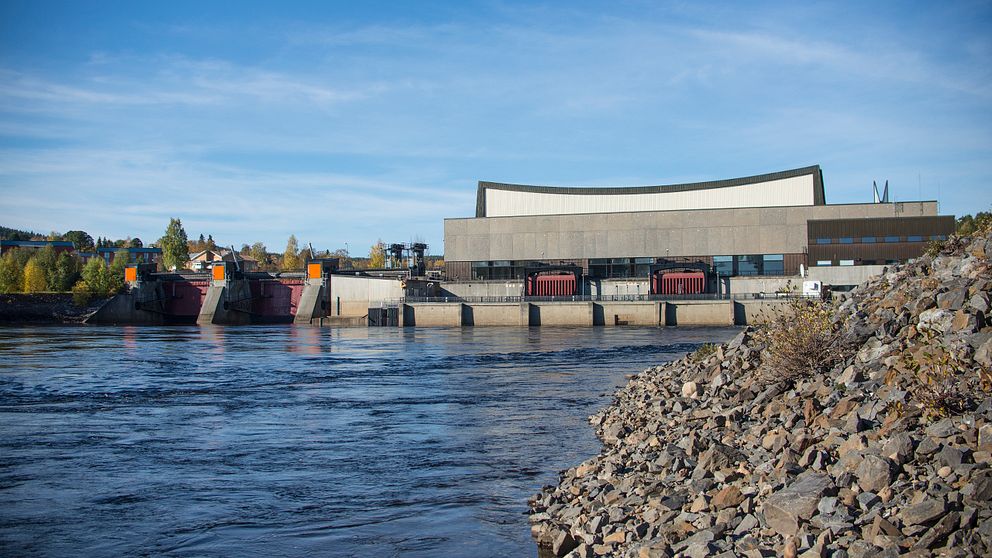 Sollefteåforsens kraftverksdamm nedströms dammen.