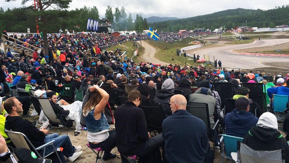Publik som sitter runt rallycrossbanan i Höljes