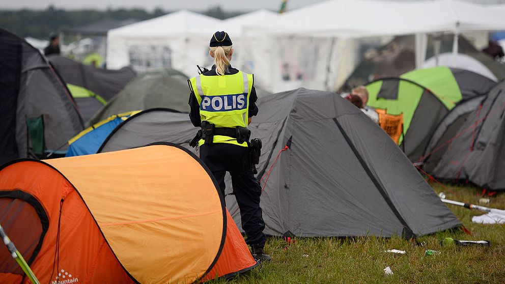 Polis på campingen vid Bråvallafestivalen.