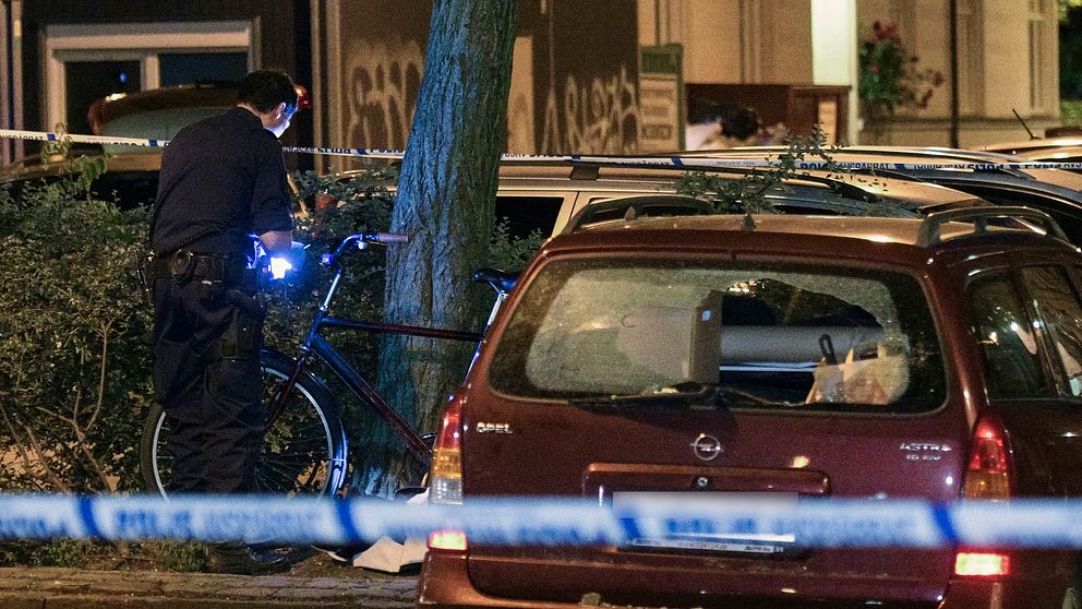 En man ska ha slagits i huvudet i samband med att han ska ha försökt att bryta sig in i en bil på Stenbocksgatan i Malmö strax innan midnatt på söndagen