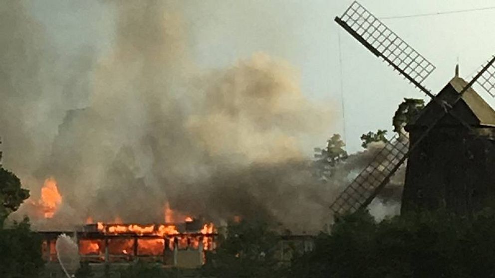 Värdhuset på Torekällberget i brand