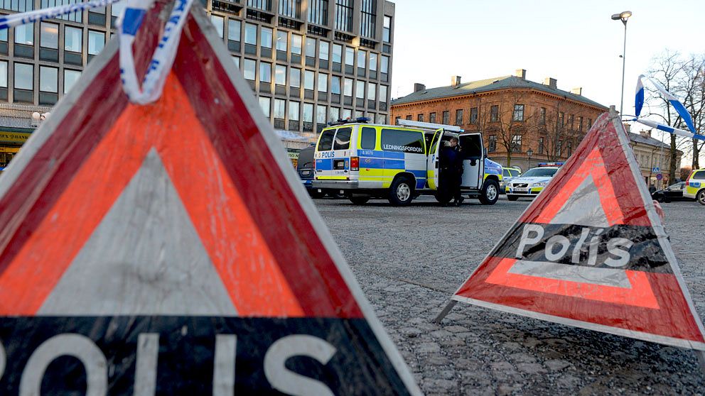 Polisens avspärrningar utanför köpcentrumet i Södertälje där en guldbutik rånades på fredagen.