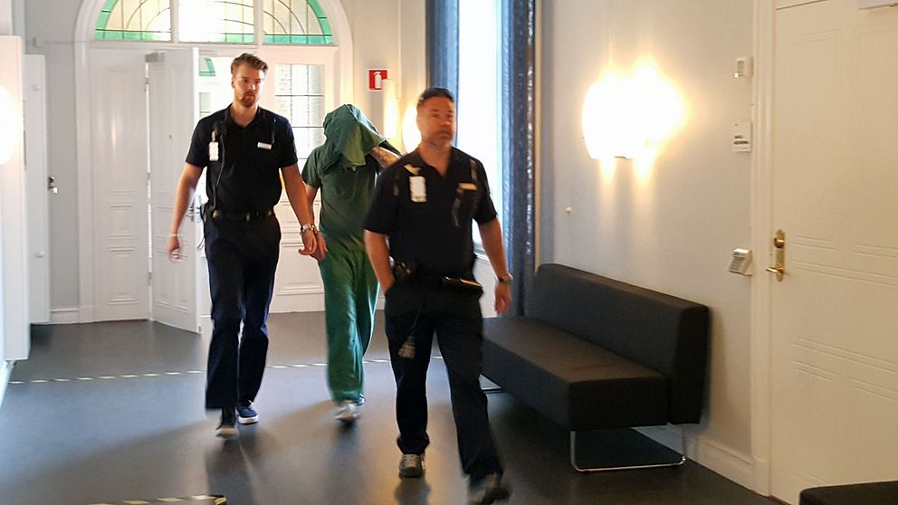 En av de åtalade förs in under den sista rättegångsdagen i det så kallade tortyrmålet i Karlskrona.
