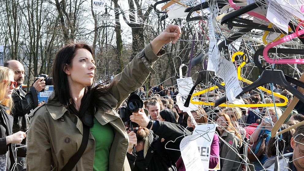 En kvinna demonstrerar mot Polens hårda abortlagar vid en protestaktion i Warszawa tidigare i våras.