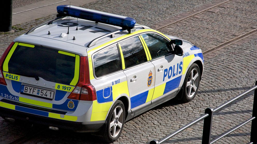 Direkt konstaterades att en röd Volvo V40 har stulits.