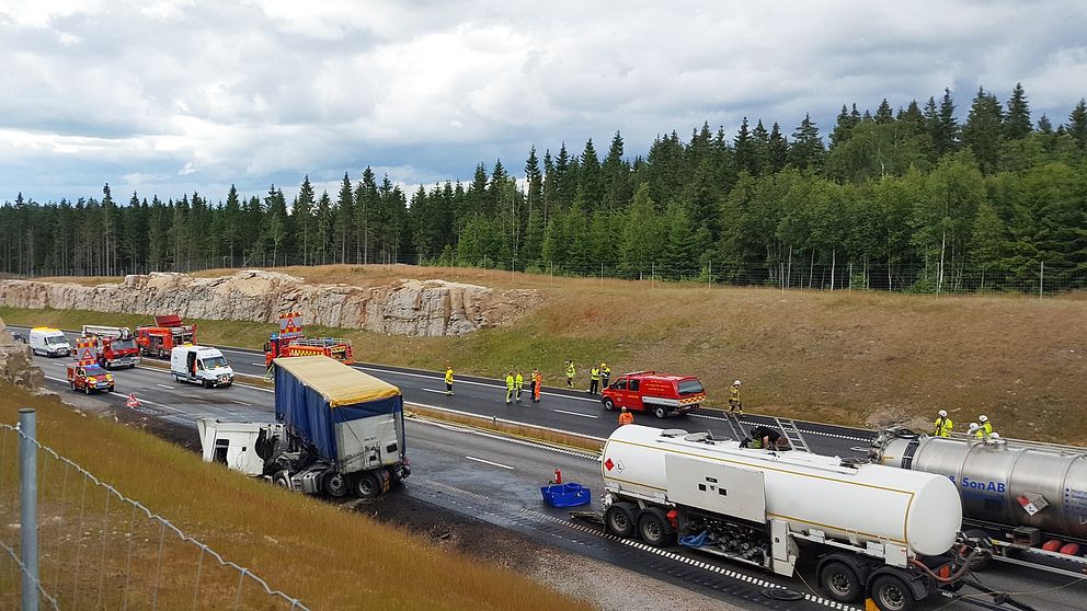 olycksplats på väg 40 där resterna efter utläckt bränsle syns på vägbanan
