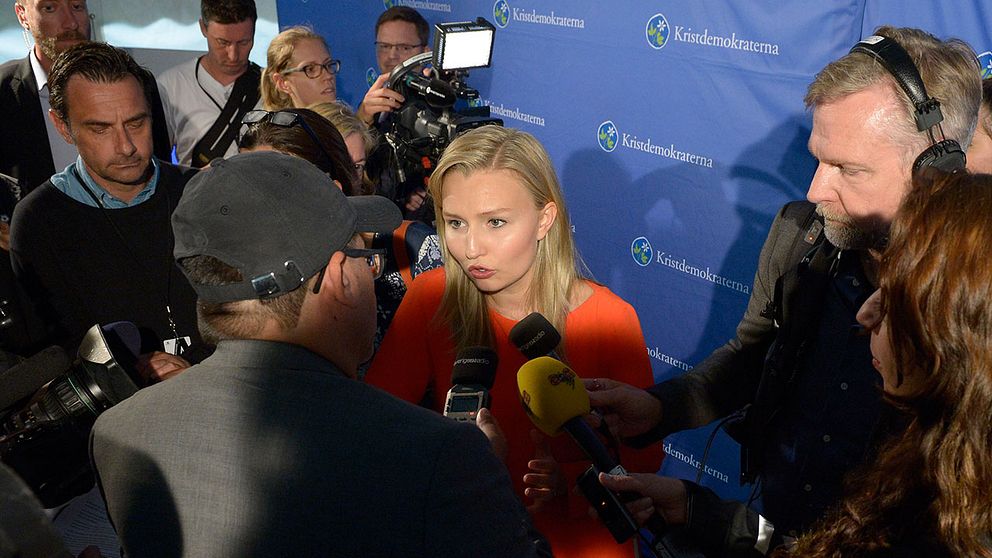 KD-ledaren Ebba Busch Thor intervjuas av medier på plats i Almedalen.