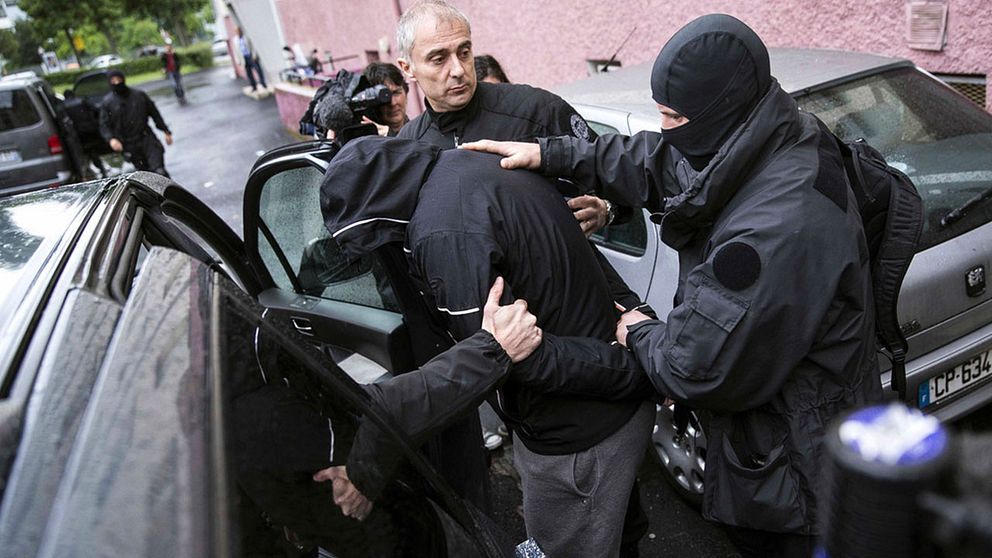 Fransk polis griper en terrormisstänkt i en räd i en förort till Strasbourg. Sju unga män dömdes under onsdagen till fängelse i mellan sex och nio år för terrorrelaterade brott.