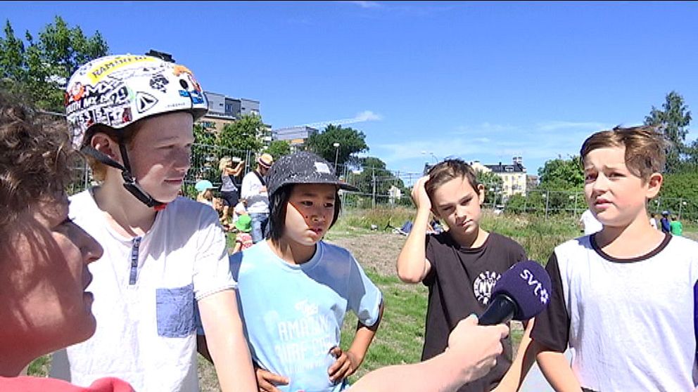 Fyra kickboardåkare intervjuas av SVT på invigningen av Löga Skatepark.