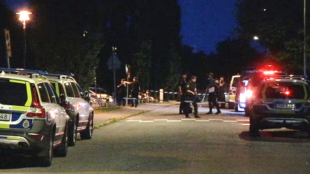Polis på plats i Viksjö efter att en man skjutits till döds av polis.