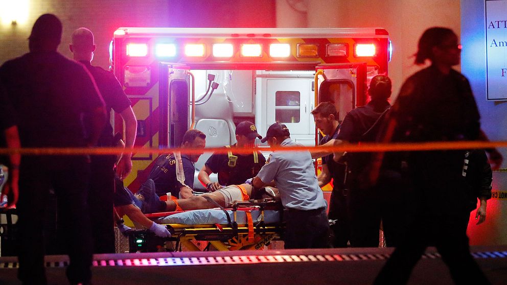 En person förs in i en ambulans efter skottdramat i Dallas.