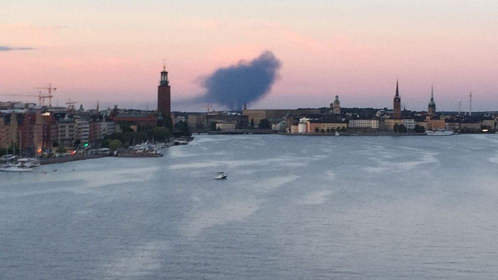Röken från branden syns över en stor del av Stockholm. Här en vy från Västerbron.