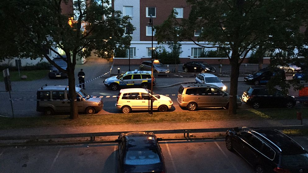 Polisen tror att automatvapen kan ha använts när skott avlossades i Sollentuna utanför Stockholm.