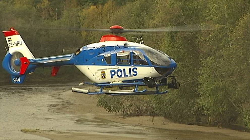 En man söks av polis i skogarns kring Edsele.