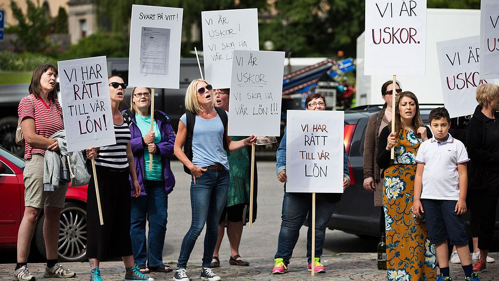 Boendestödjare och undersköterskor i Västerås protesterar utanför kommunhuset. K