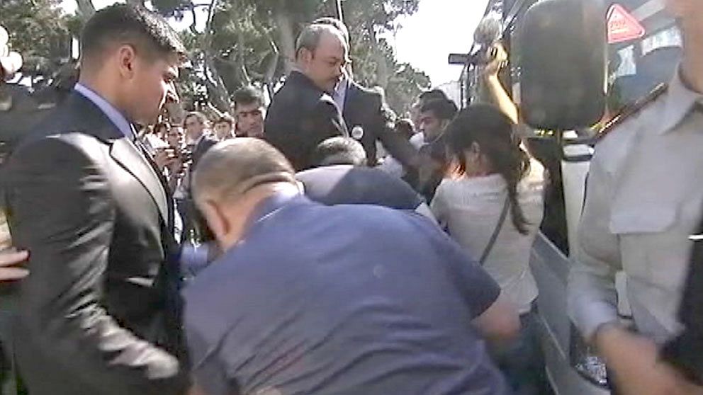 Människorättsaktivister grips och forslas bort i Baku.