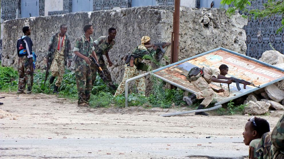 Terrorgruppen al-Shabaab attackerar en Somalisk militärbas.