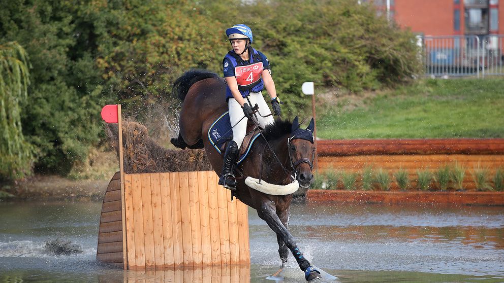 Frida Andersén rider över vattenhinder i fälttävlan.
