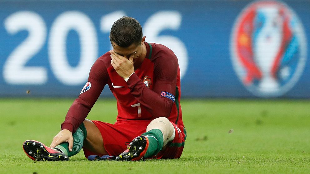 Ronaldo i tårar efter skadan.