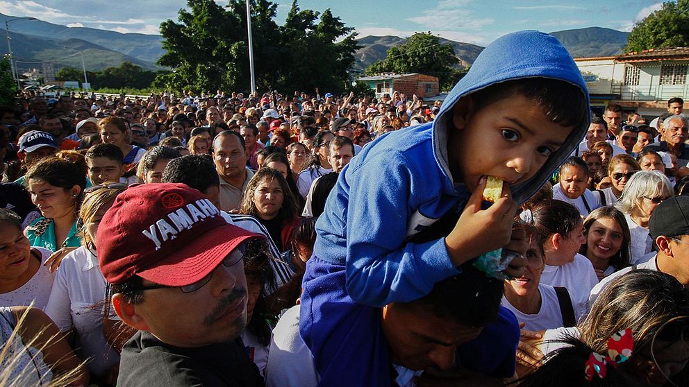 Tiotusentals passade på att ta sig över gränsen från Venezuela till Cucuta i Colombia för att handla mat