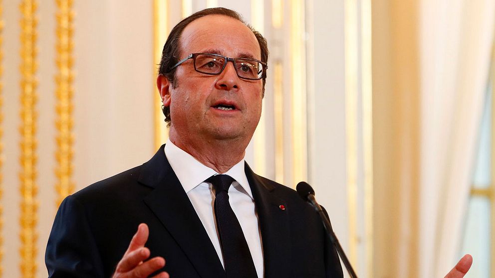 Hollande friseras ibland flera gånger om dagen – men observera att håret vid tinningarna och nacken inte ligger riktigt slätt på den här senaste bilden...