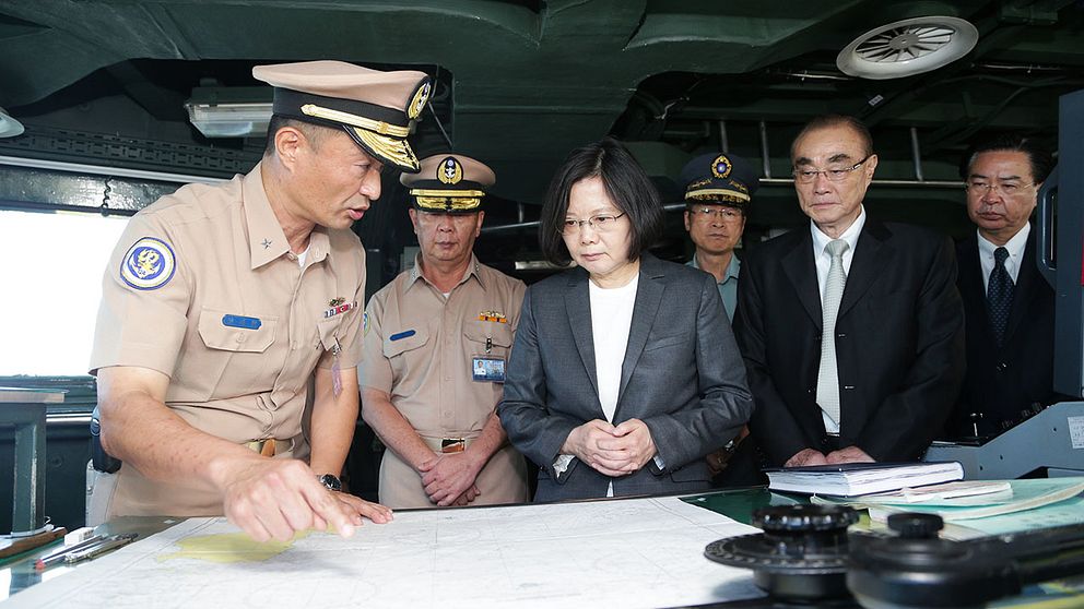 Taiwans president Tsai Ing-Wen ombord ett fartyg som ska patrullera Sydkinesiska sjön.