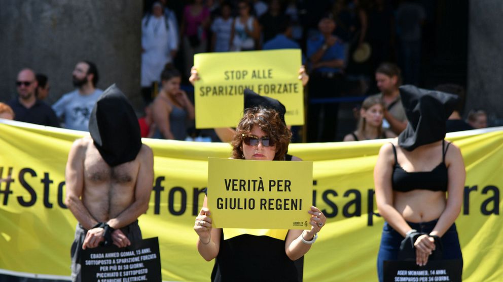 Amnesty-aktivister genomförde en flashmob i Rom på onsdagen till minne av den döde italienska studenten Guilio Regeni. Studenten hittades mördad i utkanterna av Kairo i februari och Amnesty menar att han troligtvis mördades av egyptisk säkerhetstjänst.